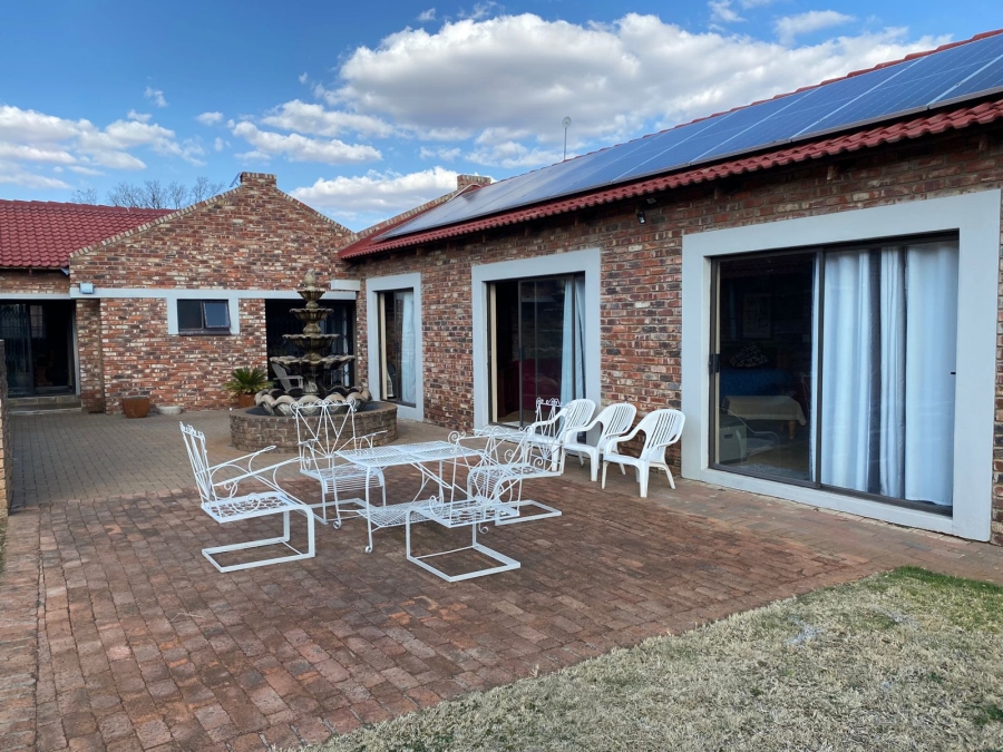 5 Bedroom Property for Sale in Kannoniers Park North West